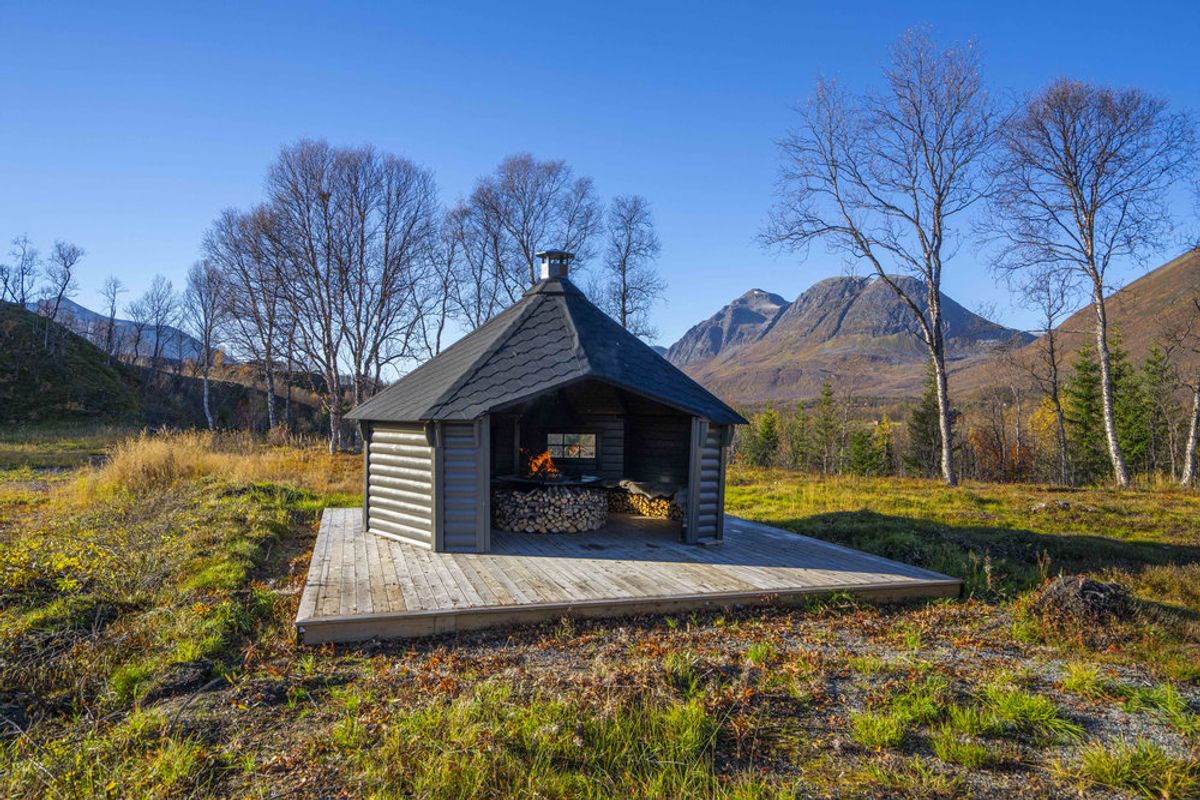 Gapahuk / Shelter 17 m2 Royal med grill og bænke - Buet væg