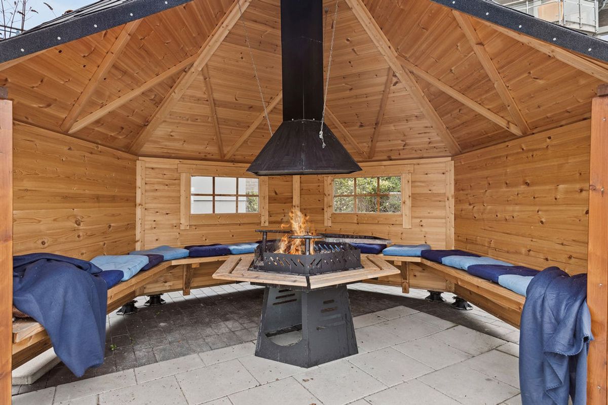Gapahuk / Shelter 12 m2 Royal med grill og bænke - Buet væg