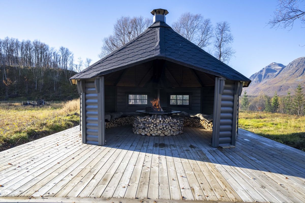 Gapahuk / Shelter 17 m2 Royal med grill og bænke - Buet væg